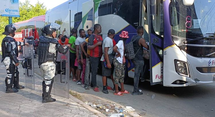 Ola migratoria satura terminales de autobuses en Chiapas; hay más de mil 500 personas varadas