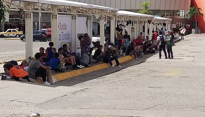 Más de 300 migrantes abarrotan la terminal de la OCC en Plaza del Sol, Tuxtla