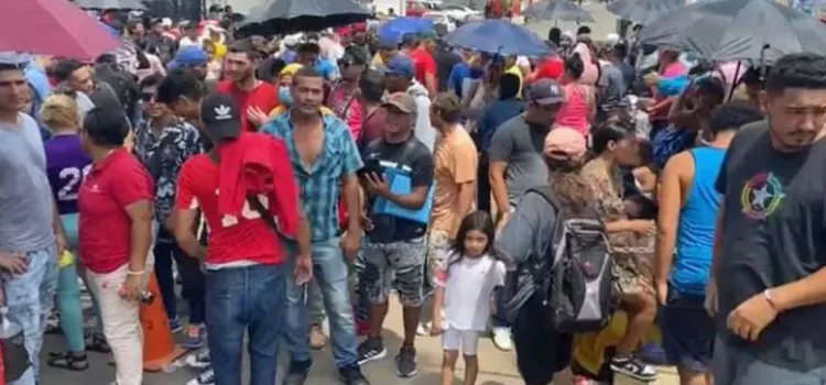 Ante la nula atención de autoridades migratorias, caravana de migrantes se va de Tapachula