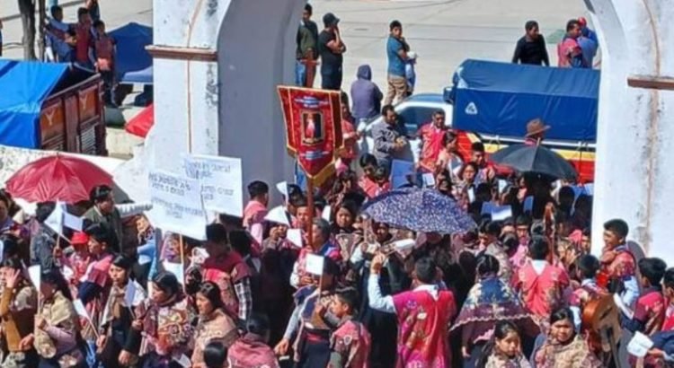 Indígenas Tzotziles de Zinacantán marchan y peregrinan por la Paz en Chiapas