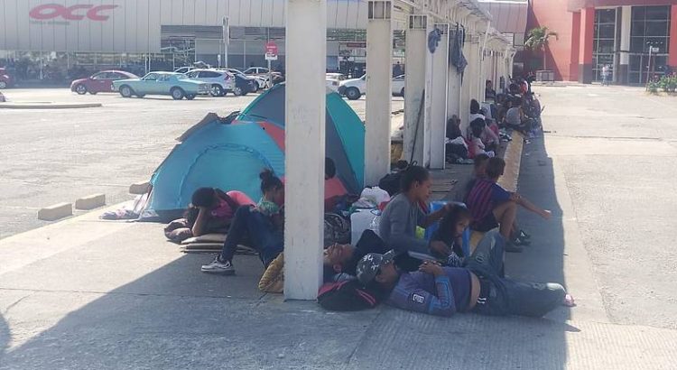 Migrantes varados en Tuxtla Gutiérrez buscan apoyo tras ser negados por COMAR e INM