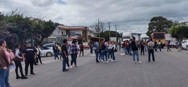Por segundo día maestros realizan bloqueos; no hay paso a Chiapas, Veracruz ni a la ciudad de Oaxaca