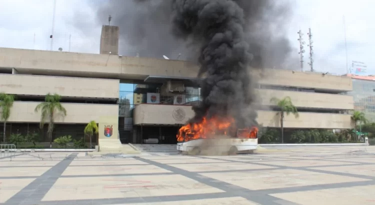 Normalistas queman llantas y retienen vehículos, crean caos en Tuxtla