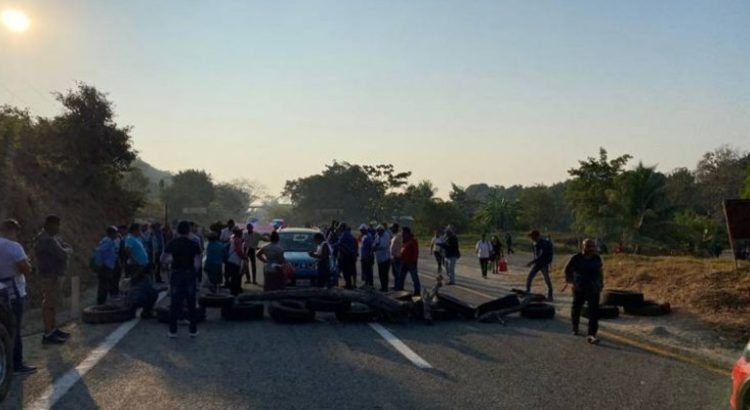Bloqueo carretero en Mapastepec: comunidades exigen atención