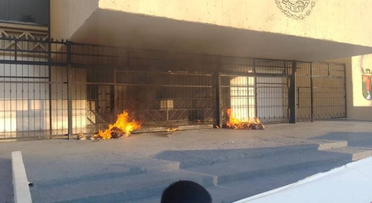 Normalistas de la Mactumactzá se manifiestan frente a Palacio de Gobierno