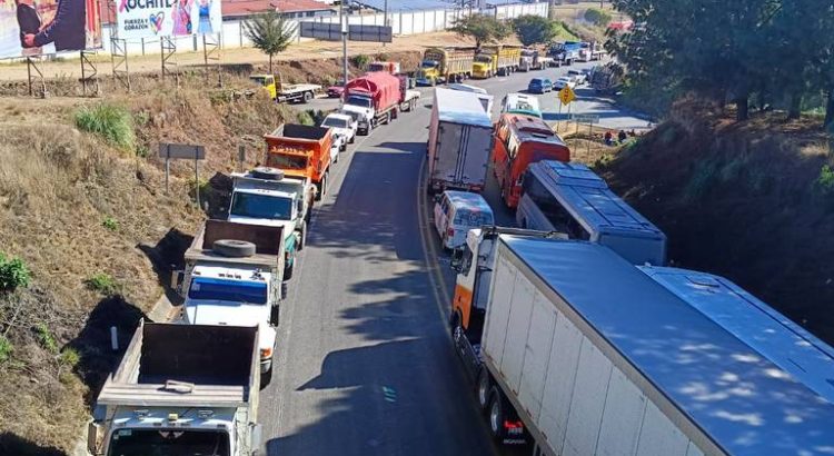 Más de 200 transportistas protestan por inseguridad en carreteras chiapanecas