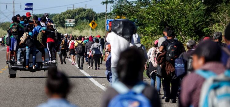 Entra caravana de migrantes a Arriaga; cerca de 400 extranjeros ingresaron