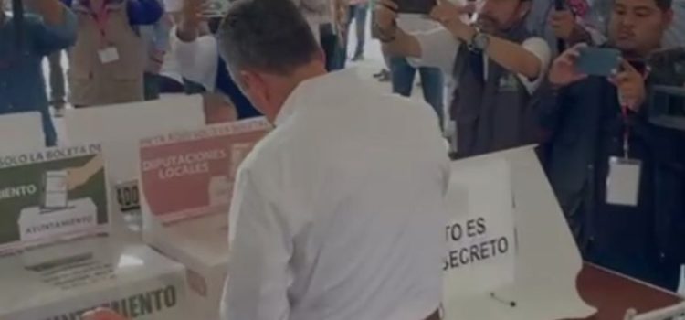 Abuchean al gobernador de Chiapas mientras emite su voto