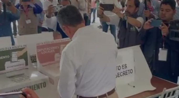 Abuchean al gobernador de Chiapas mientras emite su voto