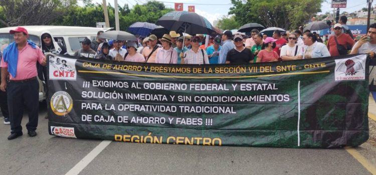 Personal del CNTE marcha en Chiapas para exigir que se cumplan sus peticiones