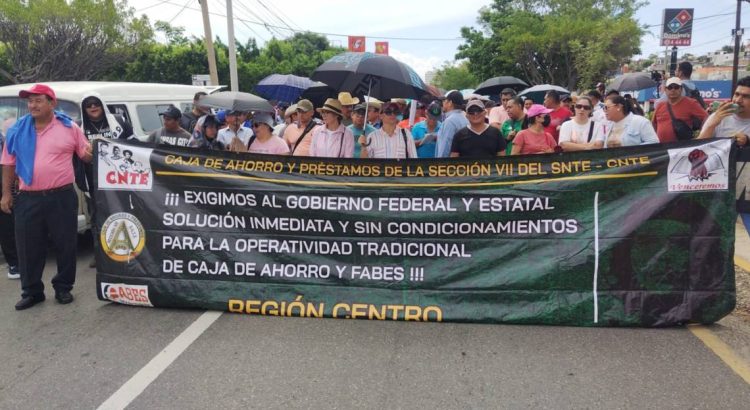 Personal del CNTE marcha en Chiapas para exigir que se cumplan sus peticiones