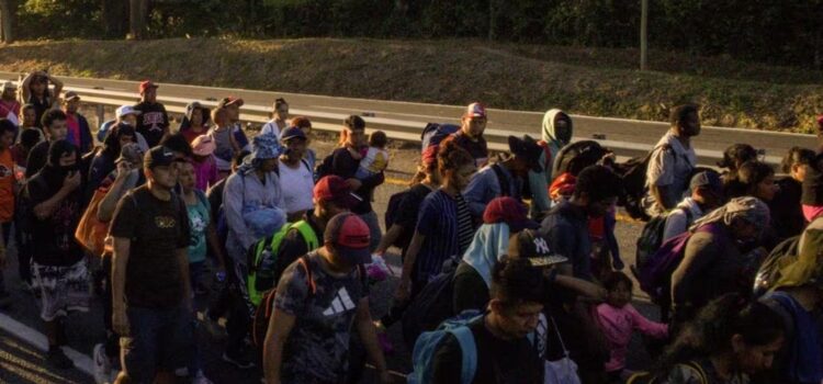 Caravana migrante sale de Chiapas con rumbo a Estados Unidos