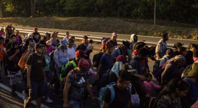 Caravana migrante sale de Chiapas con rumbo a Estados Unidos