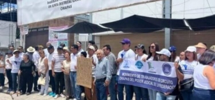 Se manifiesta grupo simpatizante de Frente Cívico en INE Chiapas