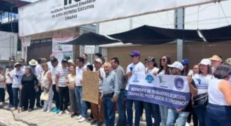 Se manifiesta grupo simpatizante de Frente Cívico en INE Chiapas