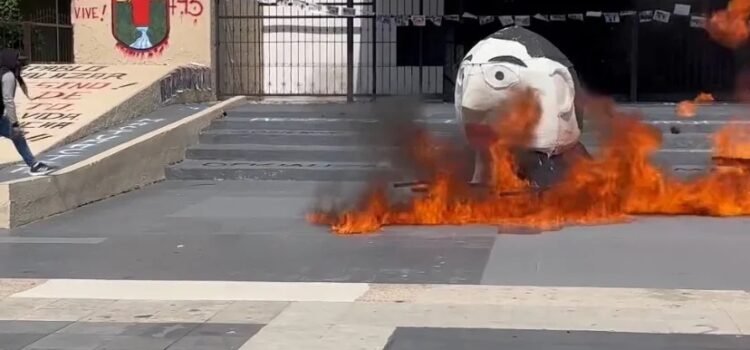 Estudiantes de Chiapas queman piñata con el rostro del ex gobernador