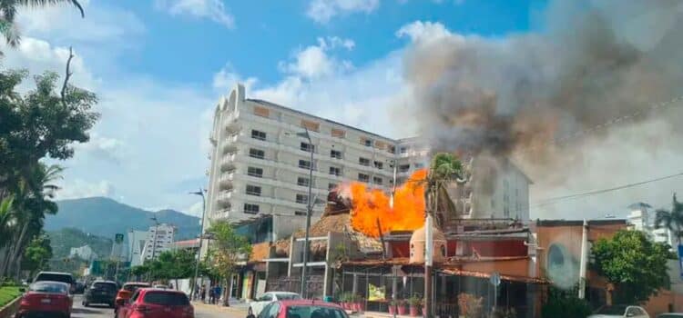 Incendio en Chiapas arrasa con 25 locales comerciales