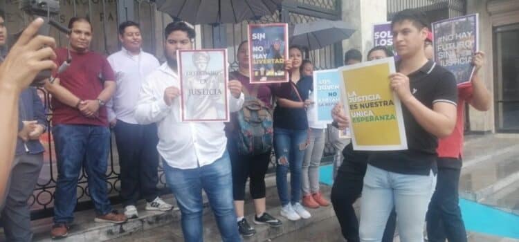 Estudiantes de derecho protestan contra la reforma judicial en Chiapas