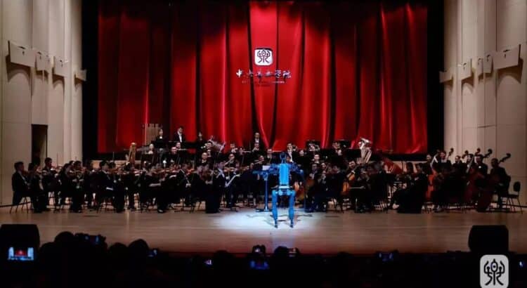 [VIDEO] Un robot actúa como director de orquesta y revoluciona la música clásica en Pekín