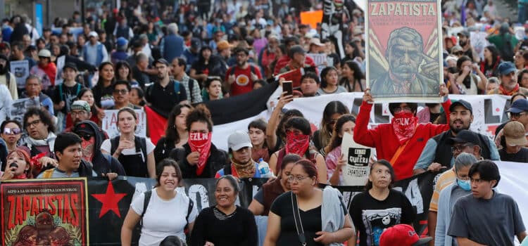 Movimiento zapatista y colectivos marchan en CDMX contra asesinato de padre Marcelo y violencia en Chiapas