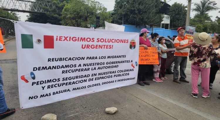 Vecinos de Tuxtla Gutiérrez bloquean Libramiento Sur por presencia de migrantes