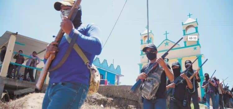 Simpatizantes de autodefensas “El Machete” ingresan a cabecera municipal de Pantelhó, Chiapas Simpatizantes de autodefensas “El Machete” ingresan a cabecera municipal de Pantelhó, Chiapas