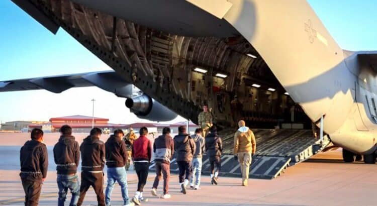 Por tierra y aire, arrecian las deportaciones