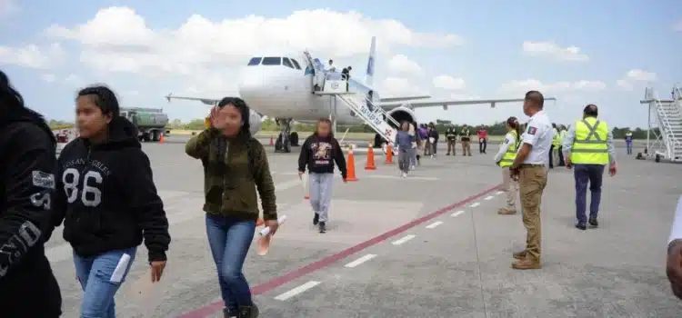 Aterriza avión en Chiapas con 157 mexicanos deportados