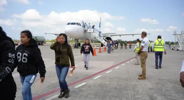 Aterriza avión en Chiapas con 157 mexicanos deportados
