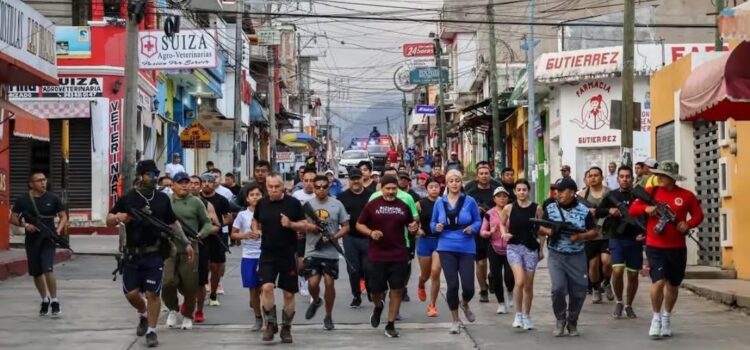 Alcaldesa de Frontera Comalapa causa controversia al correr escoltada por hombres armados