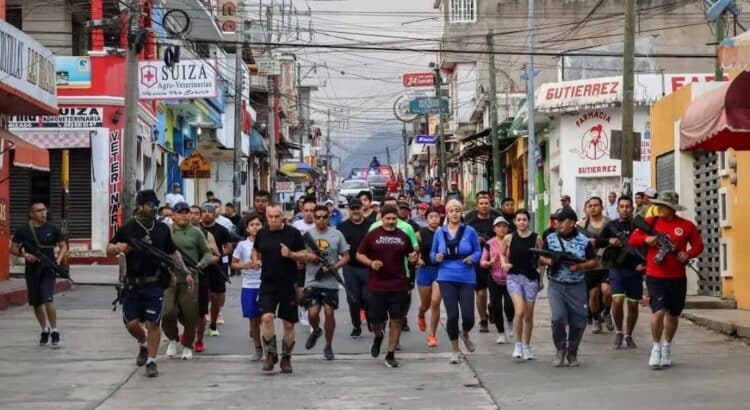 Alcaldesa de Frontera Comalapa causa controversia al correr escoltada por hombres armados