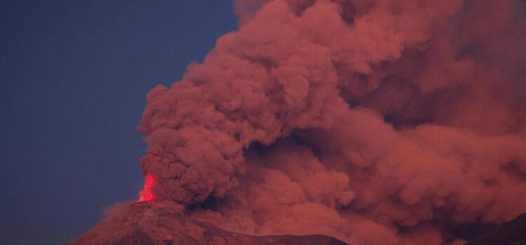 Ceniza del Volcán de Fuego en Guatemala no representa riesgo para Chiapas