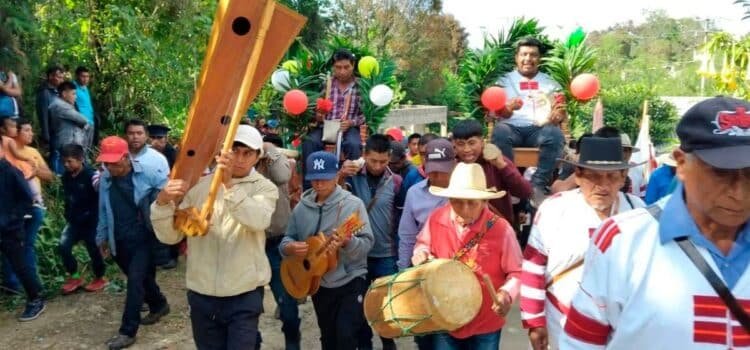 Presidente de una comunidad chiapaneca exige que lo carguen en hombros