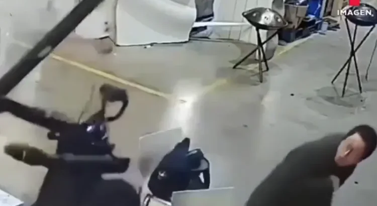 Robot se vuelve “loco” y agrede a sus creadores