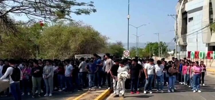 Normalistas de Chiapas se manifiestan para exigir justicia por muerte de compañero Normalistas de Chiapas se manifiestan para exigir justicia por muerte de compañero