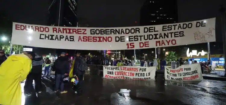 Normalistas de Chiapas bloquean Reforma e Insurgentes