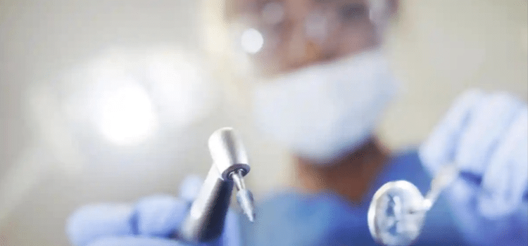Ejercía como dentista con conomientos aprendidos en videos de YouTube