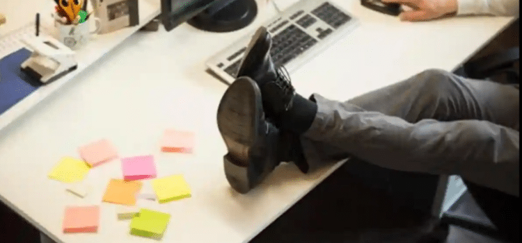 Jóvenes pagan por fingir que trabajan