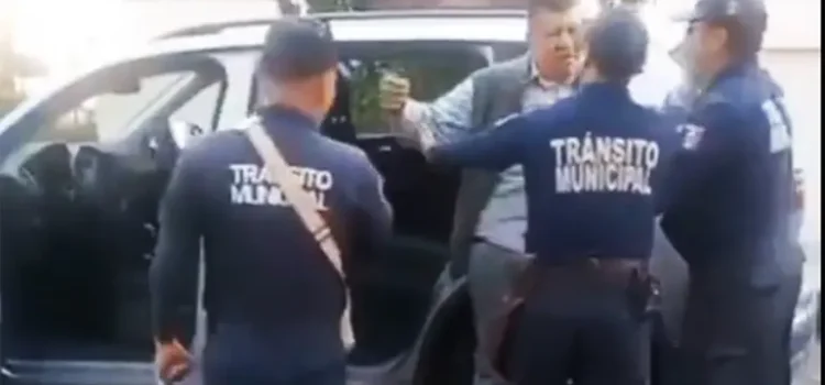 Destituyen a director del Icatech de San Cristóbal de Las Casas por orinar en la calle