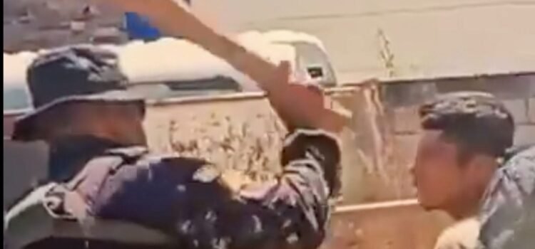 Captan a policías de élite de Chiapas golpeando con una tabla a un joven detenido Captan a policías de élite de Chiapas golpeando con una tabla a un joven detenido