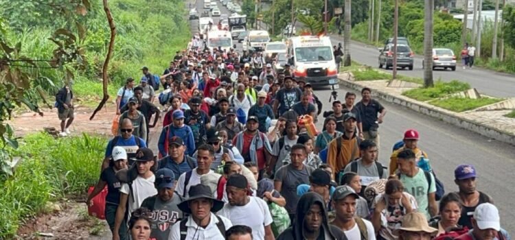 Caravana de migrantes parte de Chiapas rumbo a la CDMX