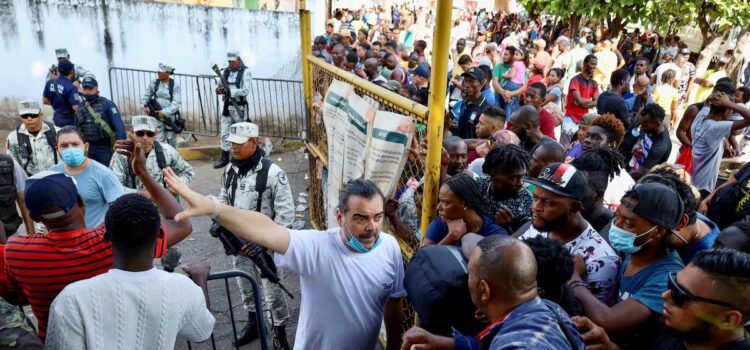 Migrantes realizan marcha contra la COMAR en Chiapas