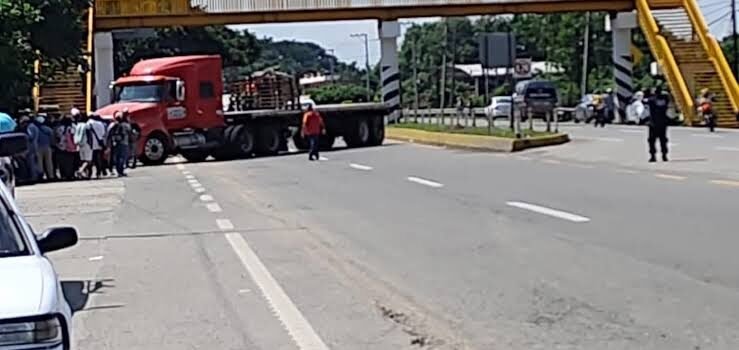 SNTE bloquea autopista en Chiapas