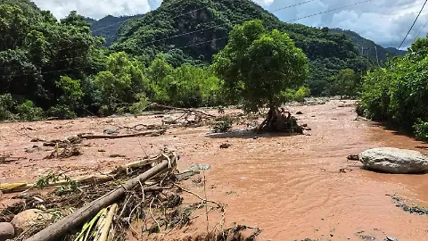 Lluvias provocan desbordamiento de ríos y derrumbe en Chicomuselo, Chiapas