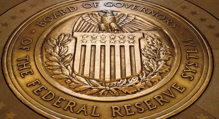 Redujo la Reserva Federal su tasa de interés de referencia