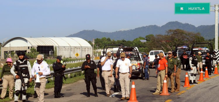 Caravana migrante enfrenta cerco policial en Chiapas y denuncia trato indigno