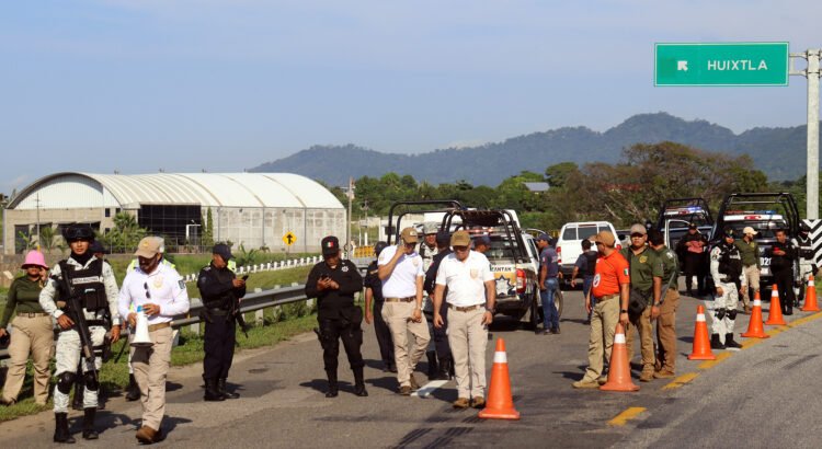 Caravana migrante enfrenta cerco policial en Chiapas y denuncia trato indigno