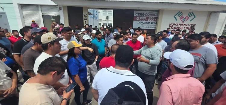 Conductores de plataformas bloquean frente de la Secretaría de Movilidad en Tuxtla Conductores de plataformas bloquean frente de la Secretaría de Movilidad en Tuxtla