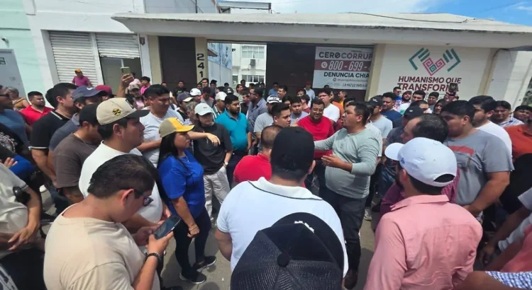 Conductores de plataformas bloquean frente de la Secretaría de Movilidad en Tuxtla