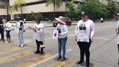 Madres en Resistencia mantienen plantón frente a la Fiscalía de Chiapas; exigen diálogo directo con el fiscal general